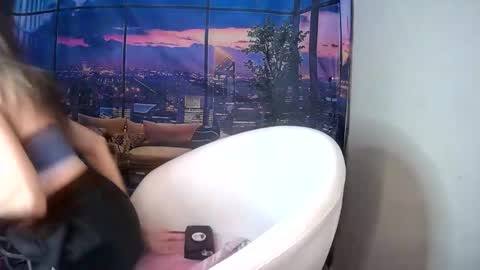 Snapshot of sarahstarr20 chatting on 12.16.25 SarahStarr online show from 12.16.25