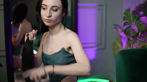  Sarai  online show from 12.18.25