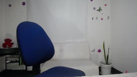 Saraloves online show from 02.20.25