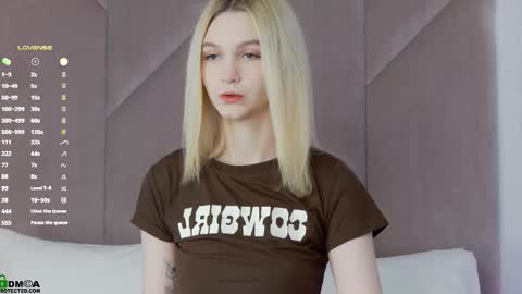 Snapshot of saramist chatting on 10.15.25 saramist online show from 10.15.25