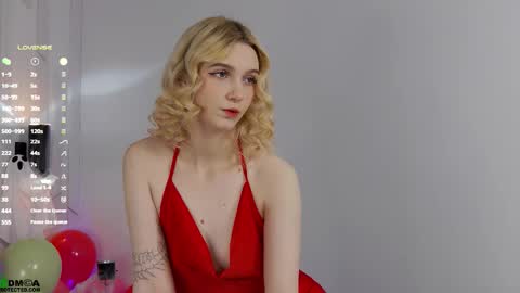 Snapshot of saramist chatting on 10.18.25 saramist online show from 10.18.25