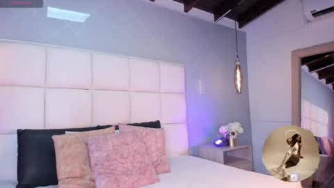 Snapshot of saramonroe1 chatting on 11.19.25 Sara online show from 11.19.25