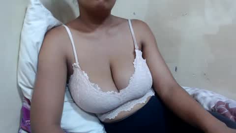 Snapshot of saronette chatting on 12.20.24 saronette online show from 12.20.24