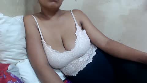 Snapshot of saronette chatting on 12.21.24 saronette online show from 12.21.24