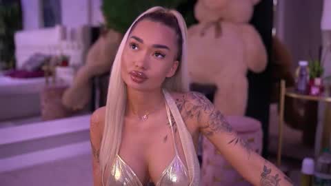 Snapshot of sashaferrera chatting on 09.11.25 Dennise online show from 09.11.25