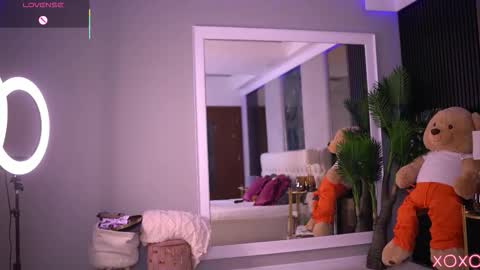 Snapshot of sashaferrera chatting on 11.19.25 Dennise online show from 11.19.25