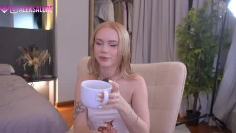 Snapshot of sashalore chatting on 05.22.26 sashalore online show from 05.22.26