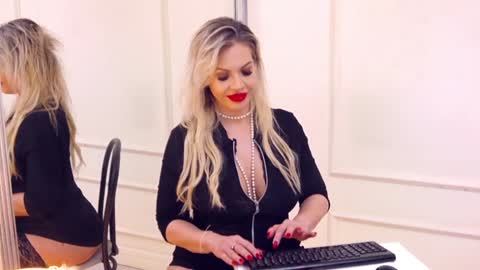 Snapshot of sashavaughn chatting on 12.24.24 Sasha online show from 12.24.24