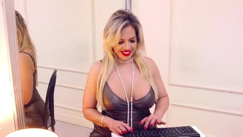 Snapshot of sashavaughn chatting on 12.28.24 Sasha online show from 12.28.24