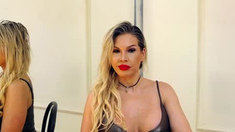 Snapshot of sashavaughn chatting on 01.06.25 Sasha online show from 01.06.25