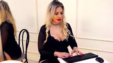 Snapshot of sashavaughn chatting on 01.12.25 Sasha online show from 01.12.25