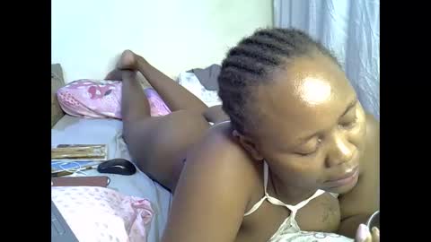 Snapshot of sassy_bella chatting on 11.10.25 sassy_bella online show from 11.10.25