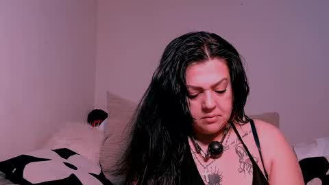 Snapshot of satisfymypussy chatting on 02.11.25 Alina online show from 02.11.25