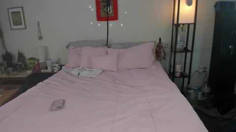 Saturn Girl online show from 01.08.25