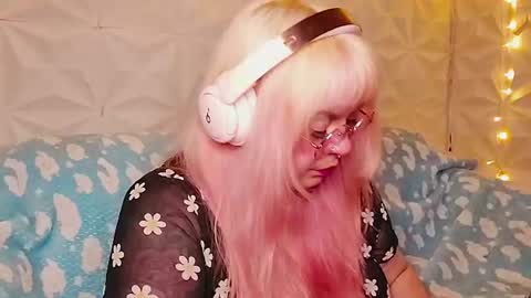 Snapshot of satyn_doll chatting on 06.12.26 Gina George online show from 06.12.26