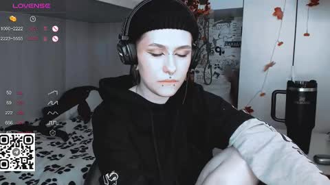 pronoun she. name Mary. age 21. online show from 03.08.25