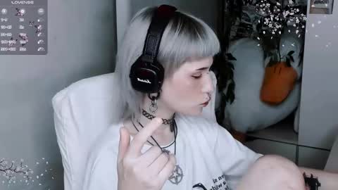 pronoun she. name Mary. age 21. online show from 11.04.25