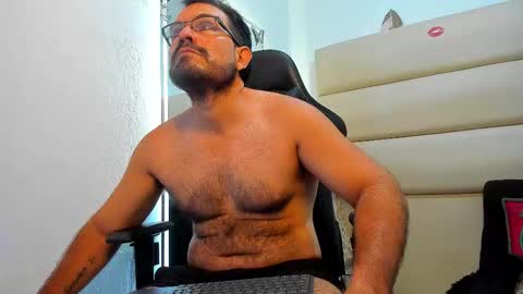 Snapshot of sbastone_muscle chatting on 11.27.25 sebastian muscleman daddy the better latin lover online show from 11.27.25
