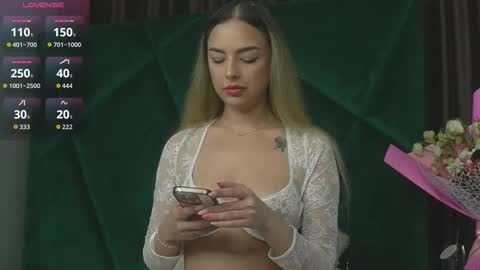 Snapshot of scarletcoles chatting on 09.19.25 Scarlet online show from 09.19.25