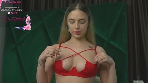 Snapshot of scarletcoles chatting on 09.24.25 Scarlet online show from 09.24.25