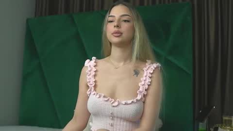 Snapshot of scarletcoles chatting on 11.04.25 Scarlet online show from 11.04.25