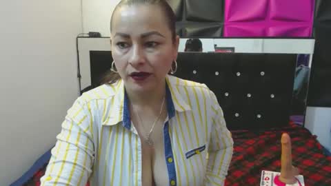 Snapshot of scarletglow1 chatting on 01.10.25 scarletglow1 online show from 01.10.25