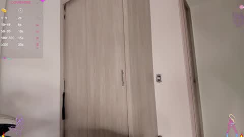 Scarlett Thumb up please help me 100 its important online show from 12.24.24