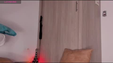 Scarlett Thumb up please help me 100 its important online show from 02.13.25