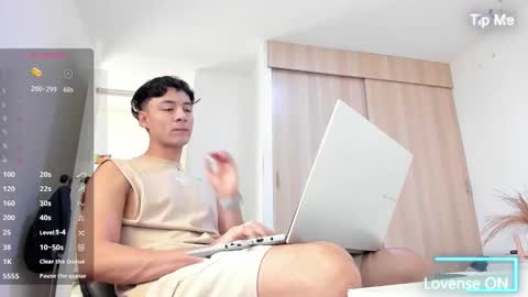 Snapshot of sebastian_dash chatting on 10.28.25 SEBAS online show from 10.28.25