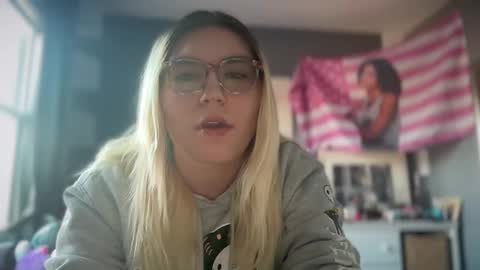 Snapshot of selenebaby chatting on 03.09.25 Selene online show from 03.09.25