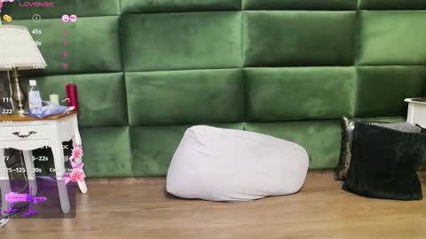 Snapshot of selensummer chatting on 10.26.25 Selen online show from 10.26.25