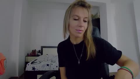 Snapshot of sellena_angel chatting on 10.15.25 sellena_angel online show from 10.15.25