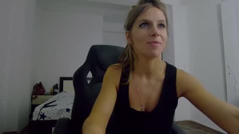 Snapshot of sellena_angel chatting on 10.17.25 sellena_angel online show from 10.17.25