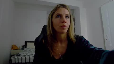 Snapshot of sellena_angel chatting on 11.22.25 sellena_angel online show from 11.22.25