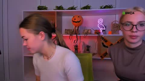 Snapshot of sendi_cais chatting on 10.29.25 Sendi online show from 10.29.25