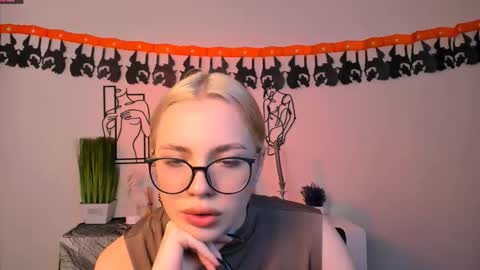 Snapshot of sendi_cais chatting on 11.03.25 Sendi online show from 11.03.25