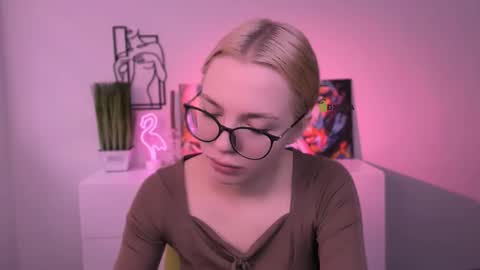 Snapshot of sendi_cais chatting on 11.17.25 Sendi online show from 11.17.25