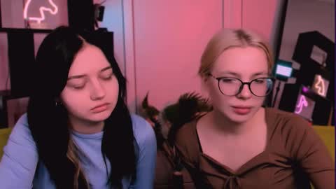 Snapshot of sendi_cais chatting on 11.21.25 Sendi online show from 11.21.25