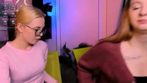 Snapshot of sendi_cais chatting on 11.23.25 Sendi online show from 11.23.25