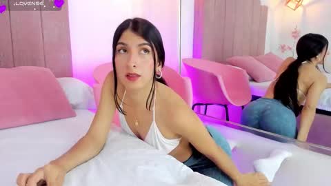 Snapshot of sensualjeen chatting on 10.15.25 Jeen online show from 10.15.25