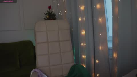 Snapshot of sereta_fin chatting on 12.19.24 Hey Guys and Girls non-binary personalities Im Sereta online show from 12.19.24