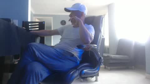 Snapshot of serioyhetero19 chatting on 01.24.25 hetero serio discreto online show from 01.24.25