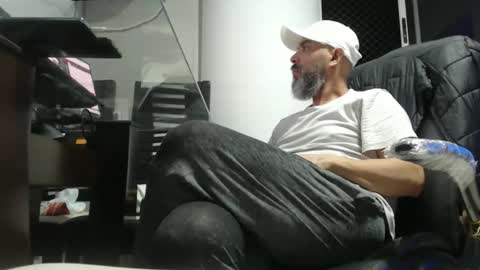 Snapshot of serioyhetero19 chatting on 11.28.25 hetero serio discreto online show from 11.28.25