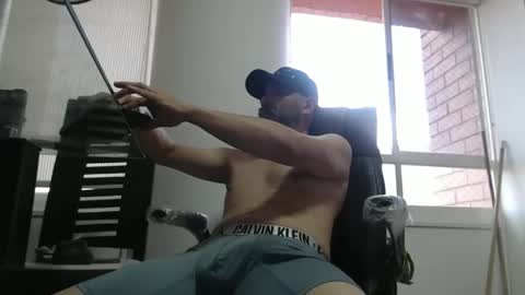 Snapshot of serioyhetero19 chatting on 12.22.25 hetero serio discreto online show from 12.22.25