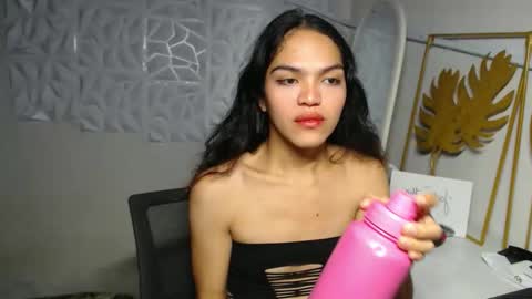 Snapshot of servicedoll18 chatting on 11.16.25 Bella online show from 11.16.25