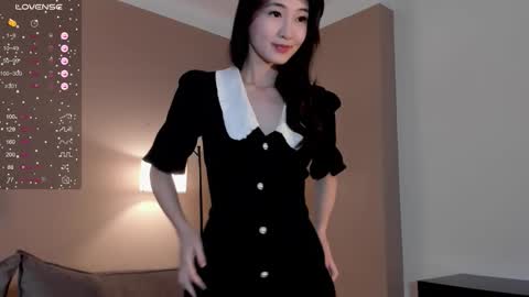 Snapshot of seulbi chatting on 11.15.25 Sana online show from 11.15.25