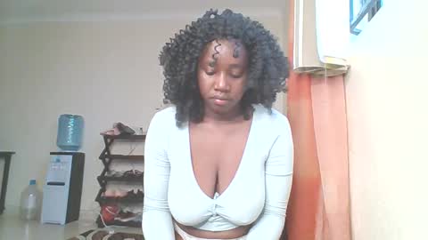 Snapshot of sexxy_thick_ebony chatting on 09.15.25 Sweet doll online show from 09.15.25