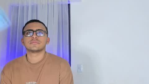 Snapshot of sexy_couple_xx1 chatting on 10.23.25 sexy_couple_xx1 online show from 10.23.25