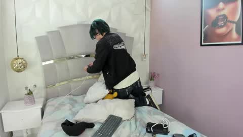 Snapshot of sexy_hot_boyy chatting on 12.17.24 Dereck Martinez online show from 12.17.24