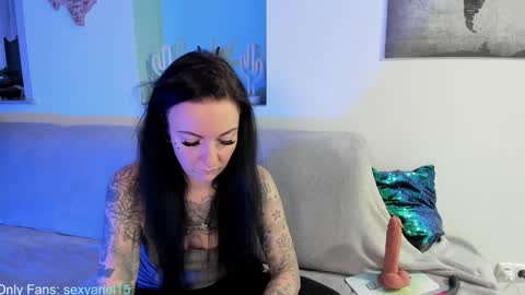 Snapshot of sexyariel15 chatting on 12.17.24 SexyAriel15 online show from 12.17.24